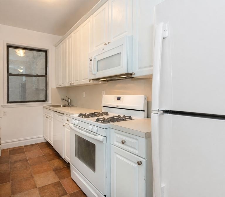 280 Riverside Drive - Photo 3