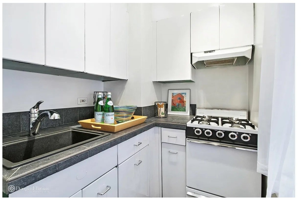 400 E 52nd Street - Photo 2
