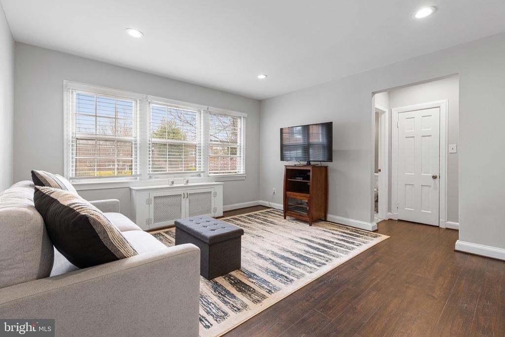 1804 W Abingdon Drive - Photo 2