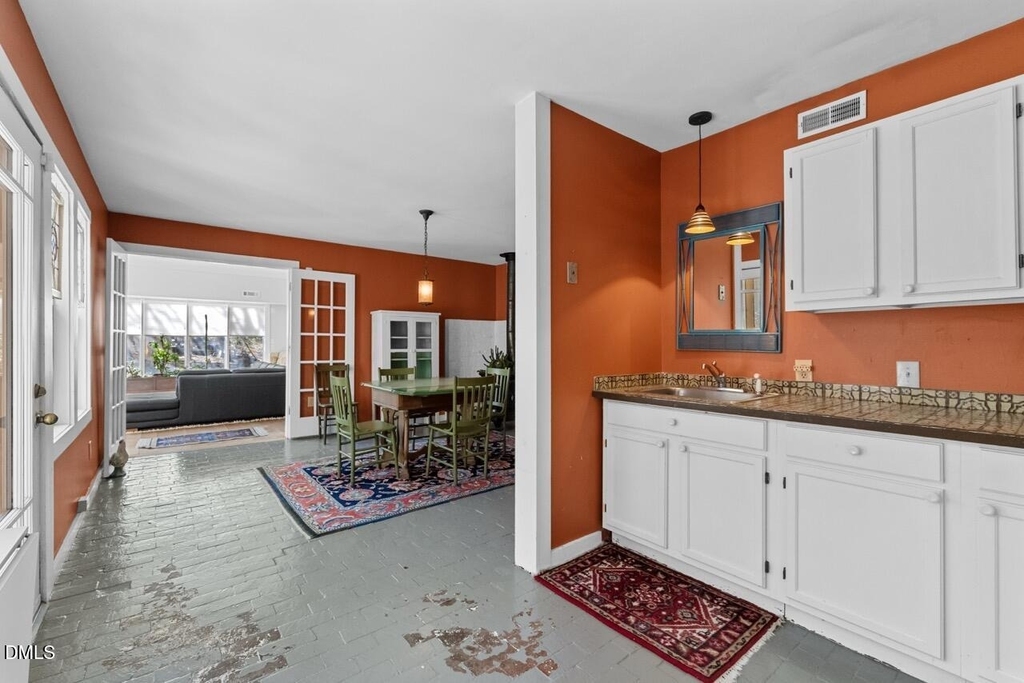 303 Henderson Street - Photo 11