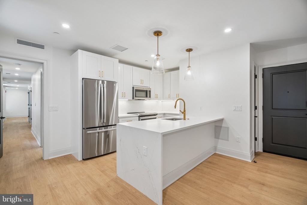 135 S 19th Street - Photo 2