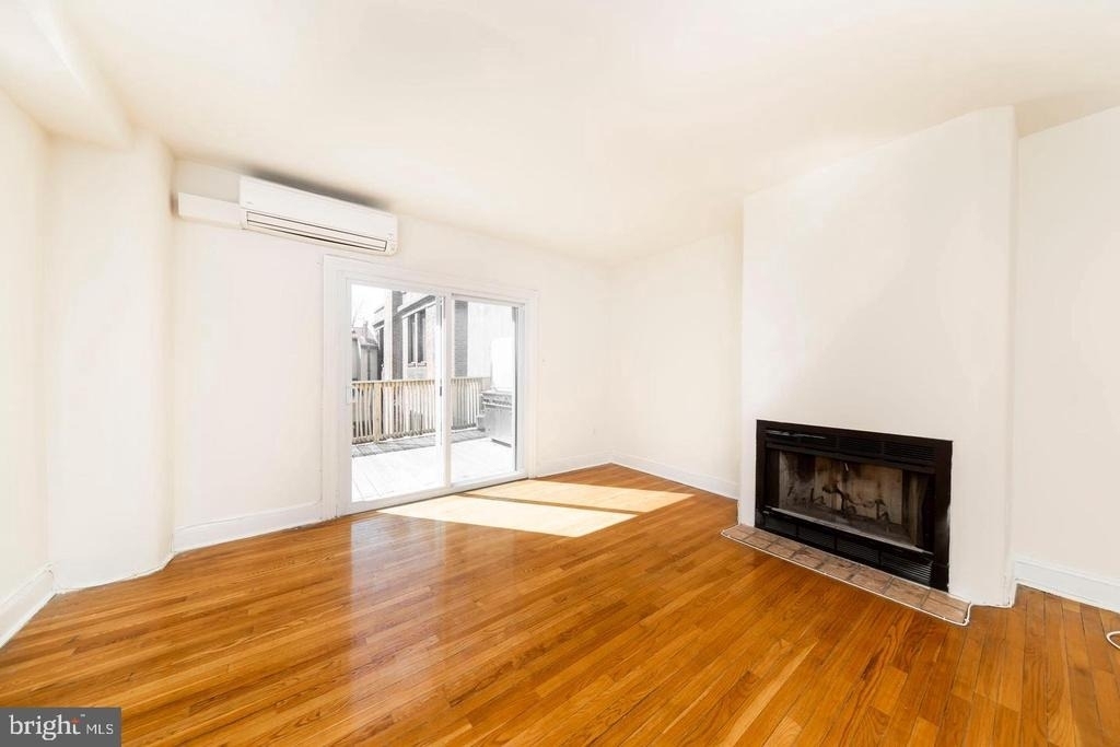 1912 Spruce Street - Photo 2