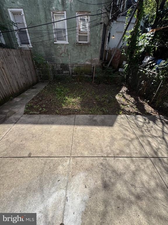 2042 Cemetery Avenue - Photo 14