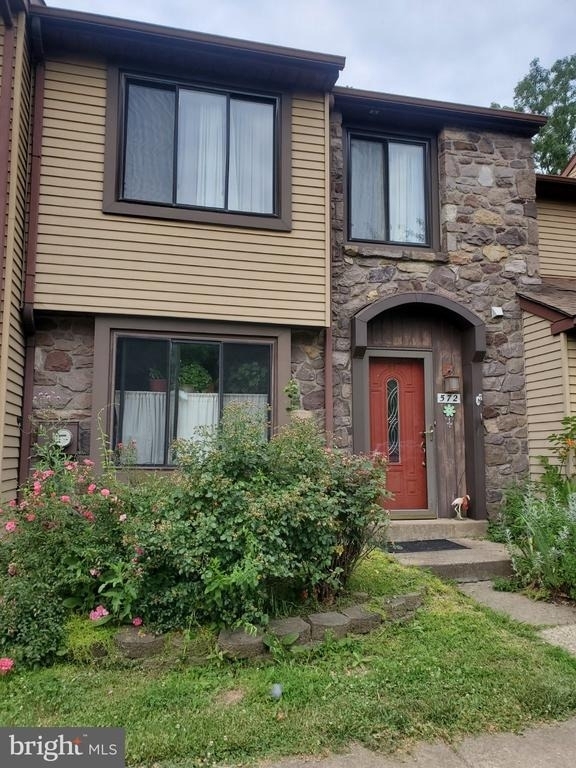 572 Atwood Court - Photo 0