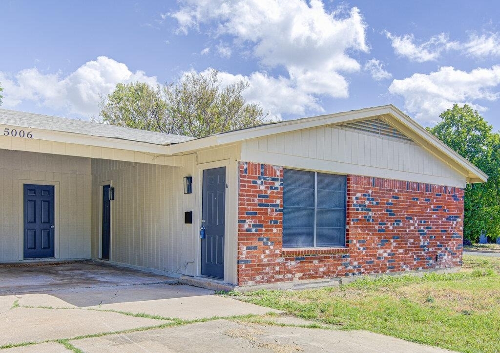 5006 Brighton Rd - Photo 1