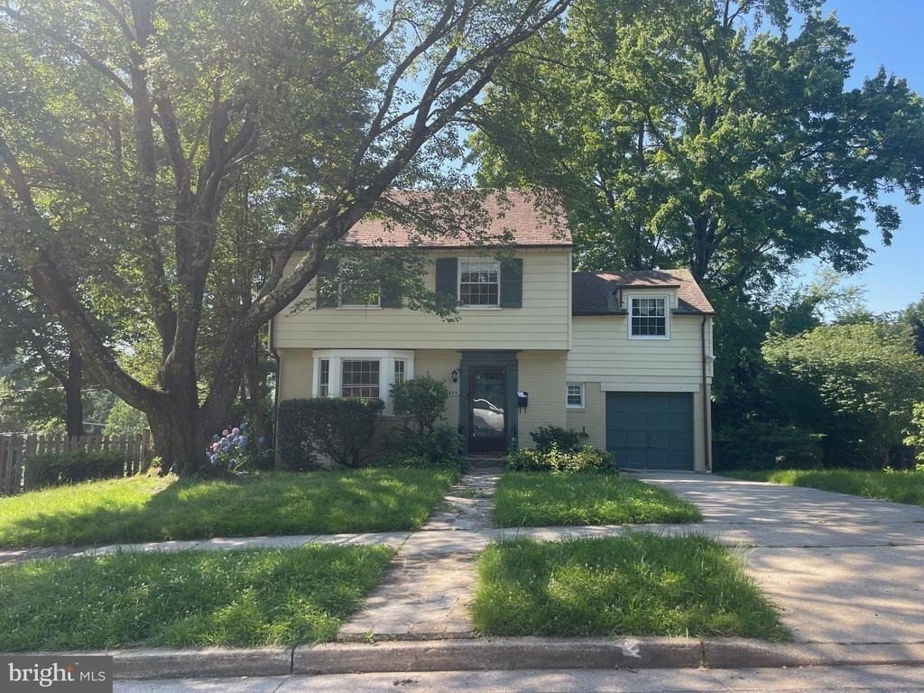 819 Fairway - Photo 0