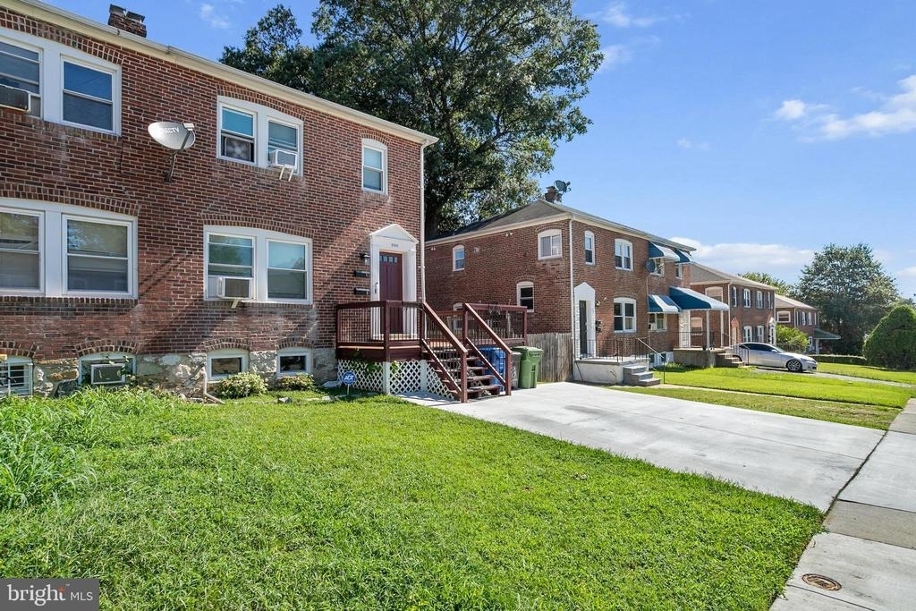2906 Clearview Avenue - Photo 2