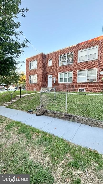 400 Chaplin Street Se - Photo 0