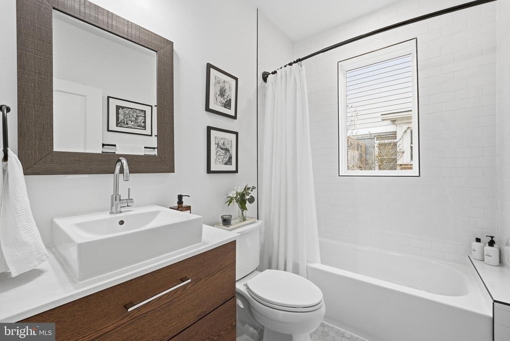 2211 Franklin Street Ne - Photo 8