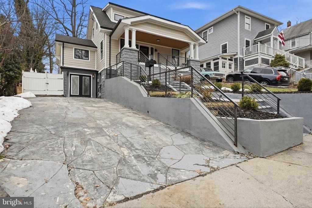 2211 Franklin Street Ne - Photo 2
