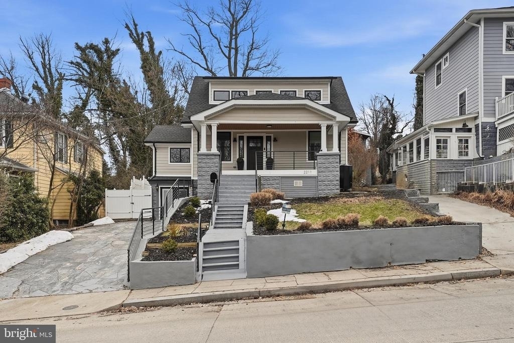 2211 Franklin Street Ne - Photo 1