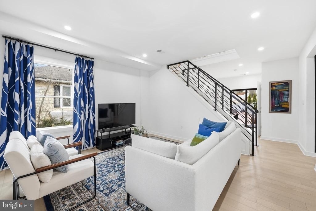 2211 Franklin Street Ne - Photo 4