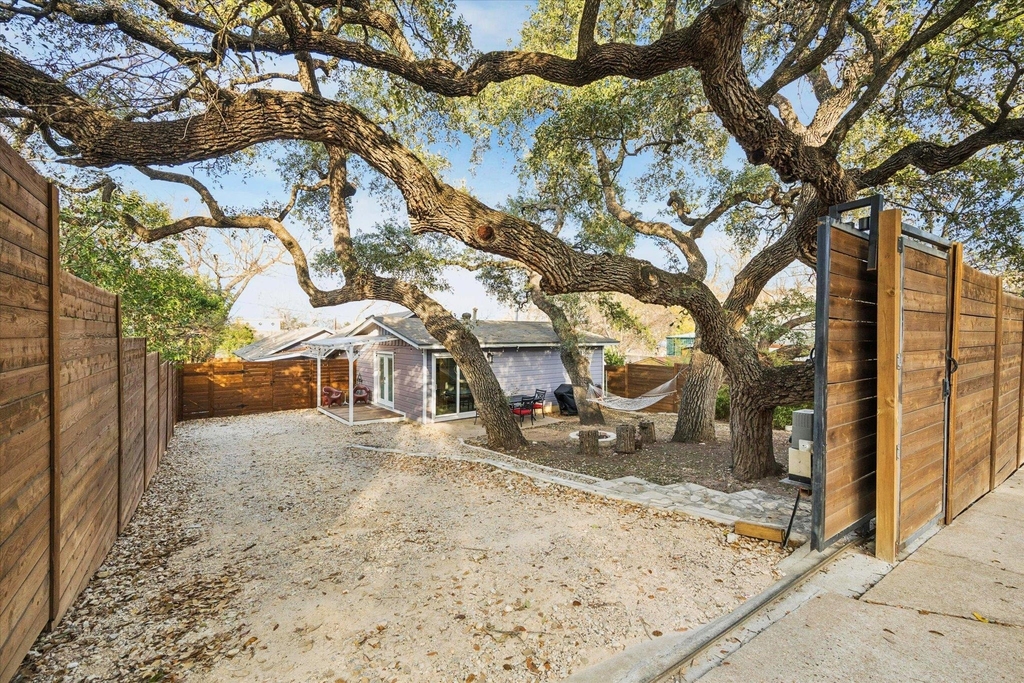 211 Lessin Ln - Photo 0