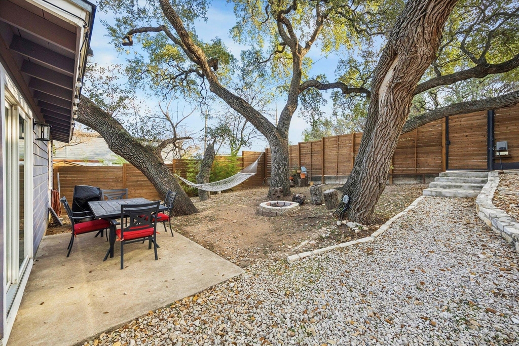211 Lessin Ln - Photo 2
