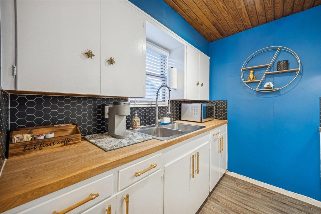 211 Lessin Ln - Photo 9