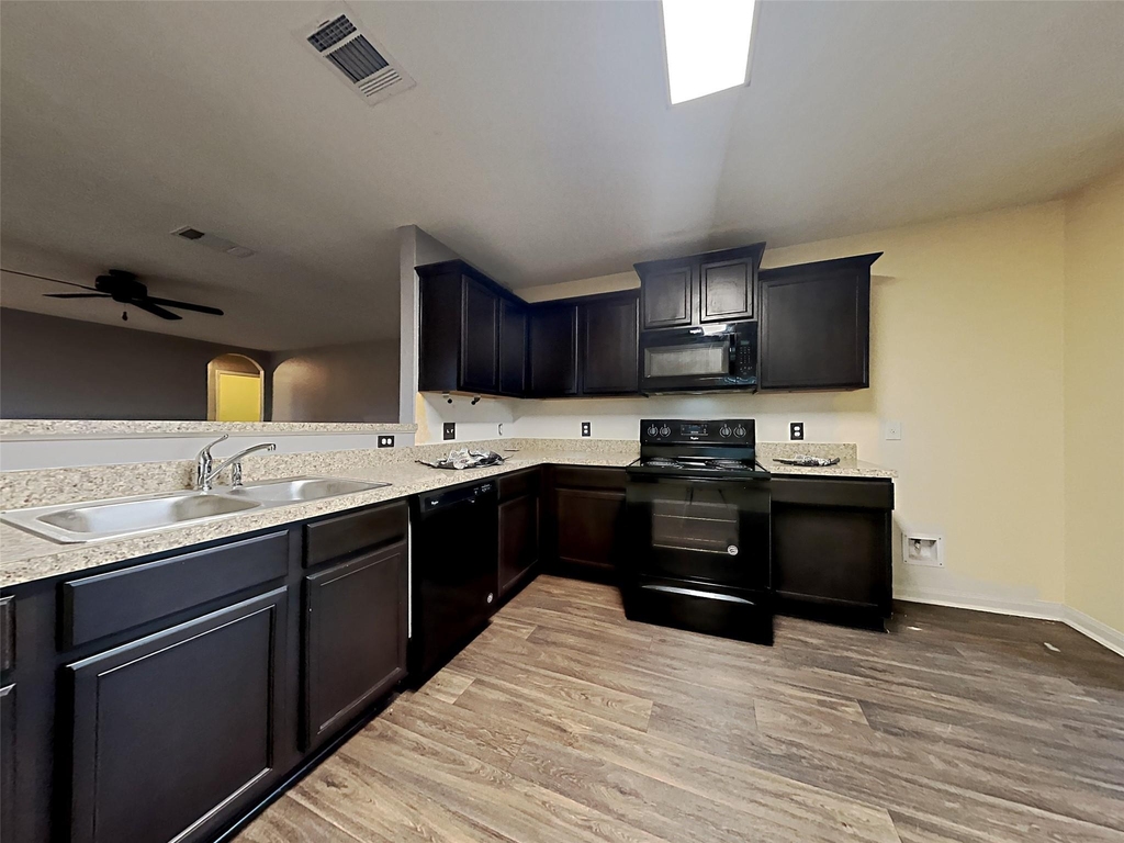 1404 Breanna Ln - Photo 4