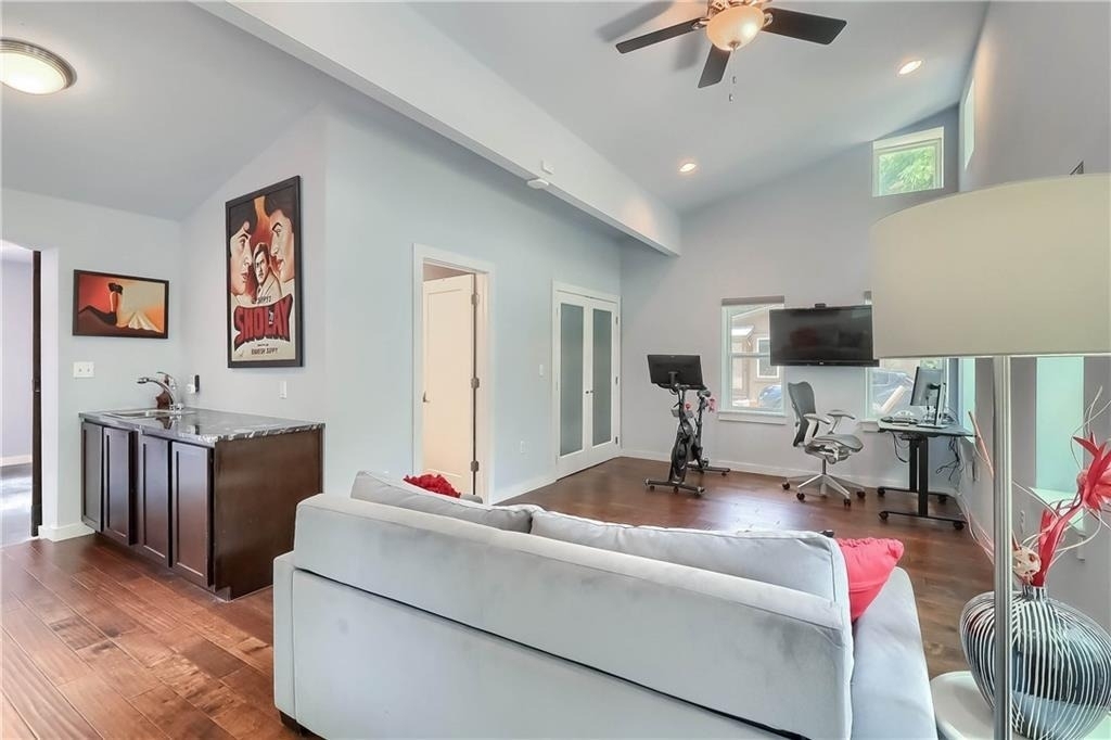 900 Capitol Ct - Photo 18