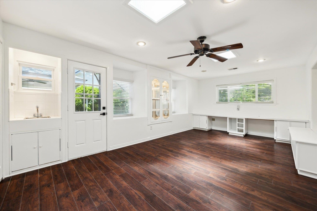 1102 Crestview St - Photo 7