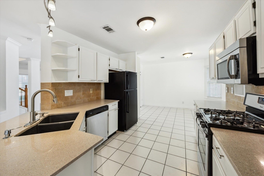 1102 Crestview St - Photo 5