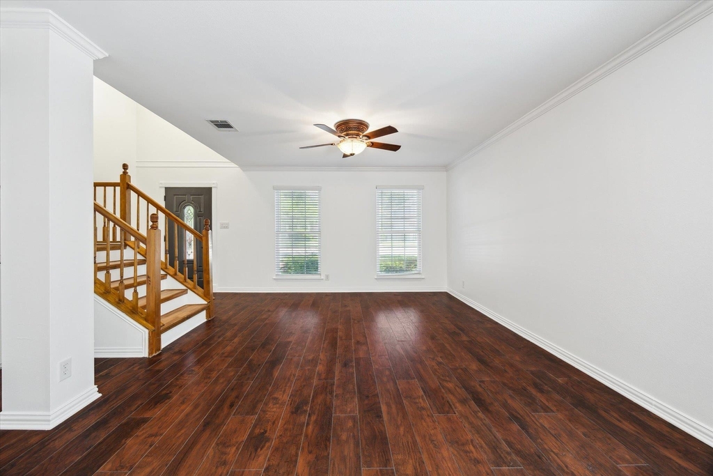 1102 Crestview St - Photo 1