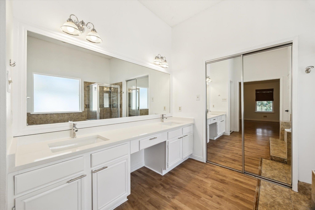 1102 Crestview St - Photo 16