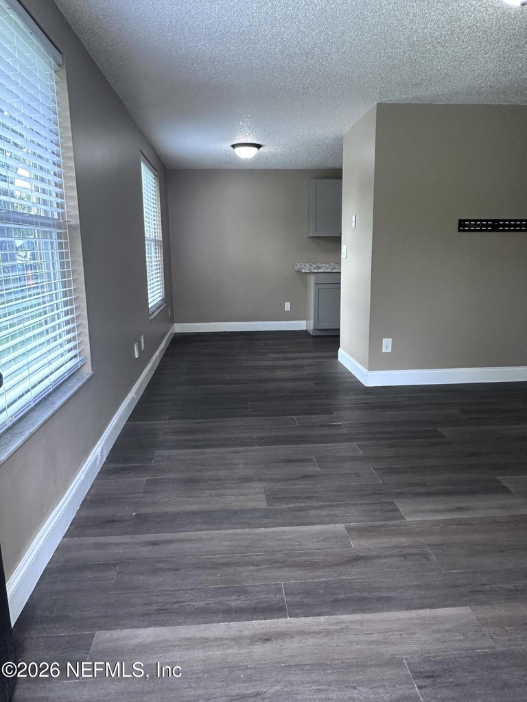 2628 Gifford Avenue - Photo 6