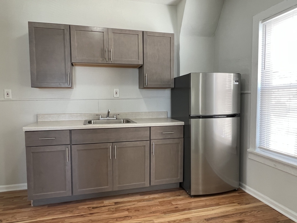 1151 W 19th Street - Photo 4