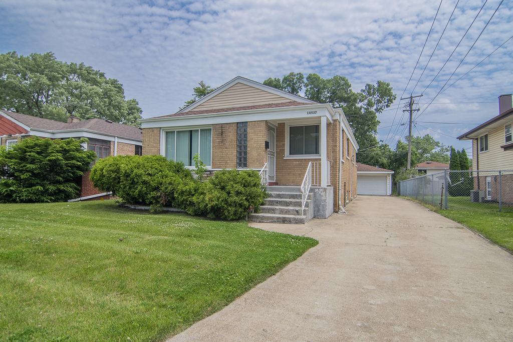 14537 University Avenue - Photo 0