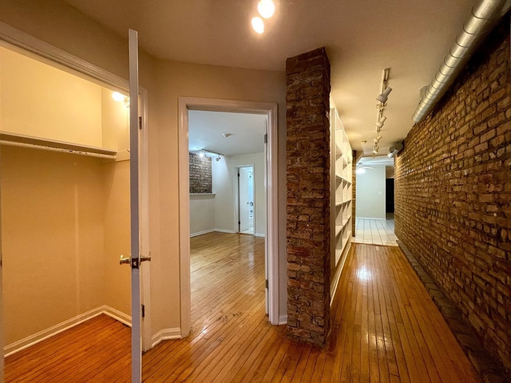 4114 N Clarendon Avenue - Photo 3
