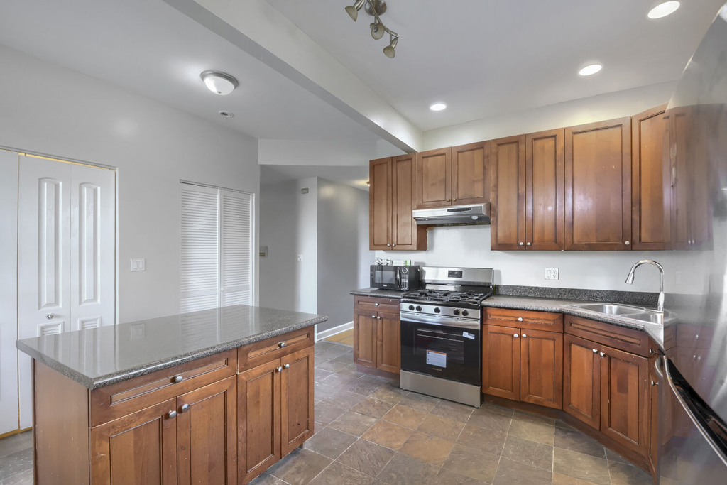 7724 S Cornell Avenue - Photo 8