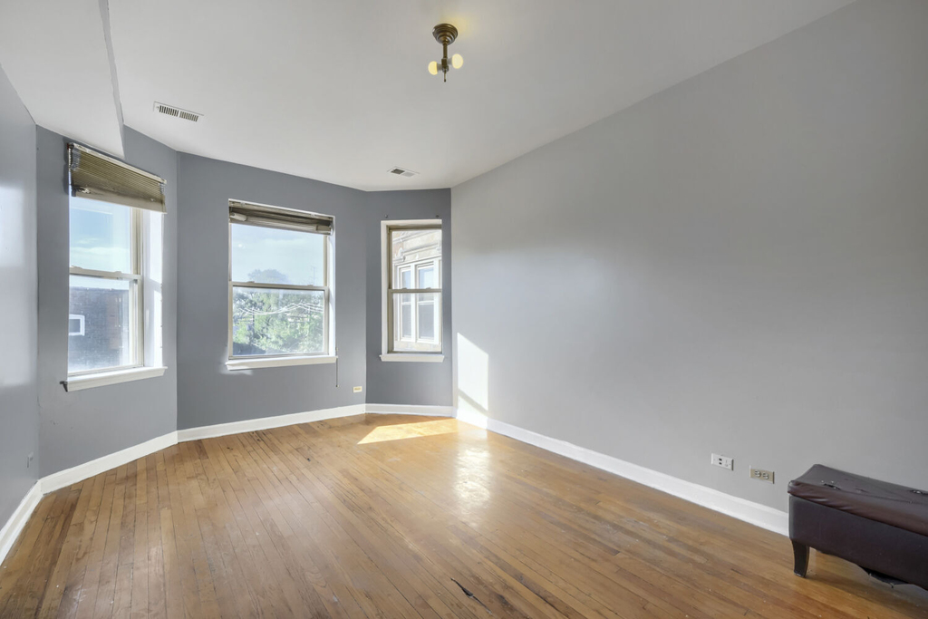 7724 S Cornell Avenue - Photo 3