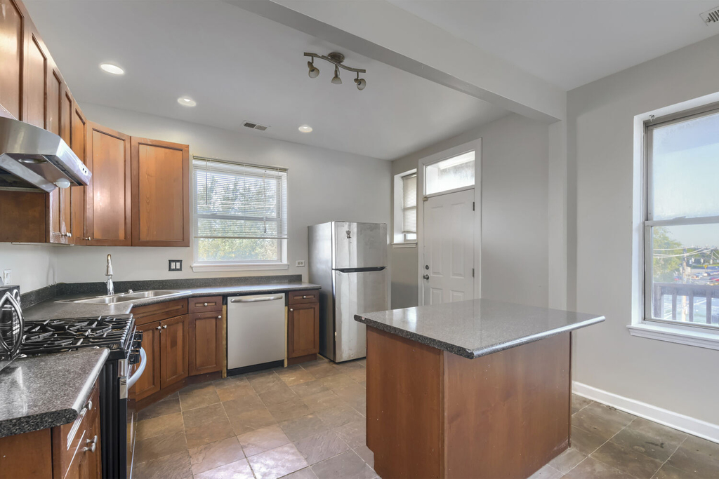 7724 S Cornell Avenue - Photo 6