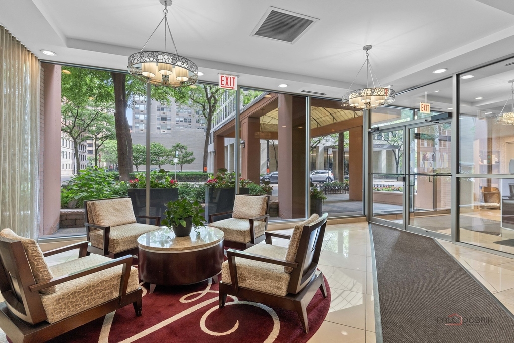 247 E Chestnut Street - Photo 2