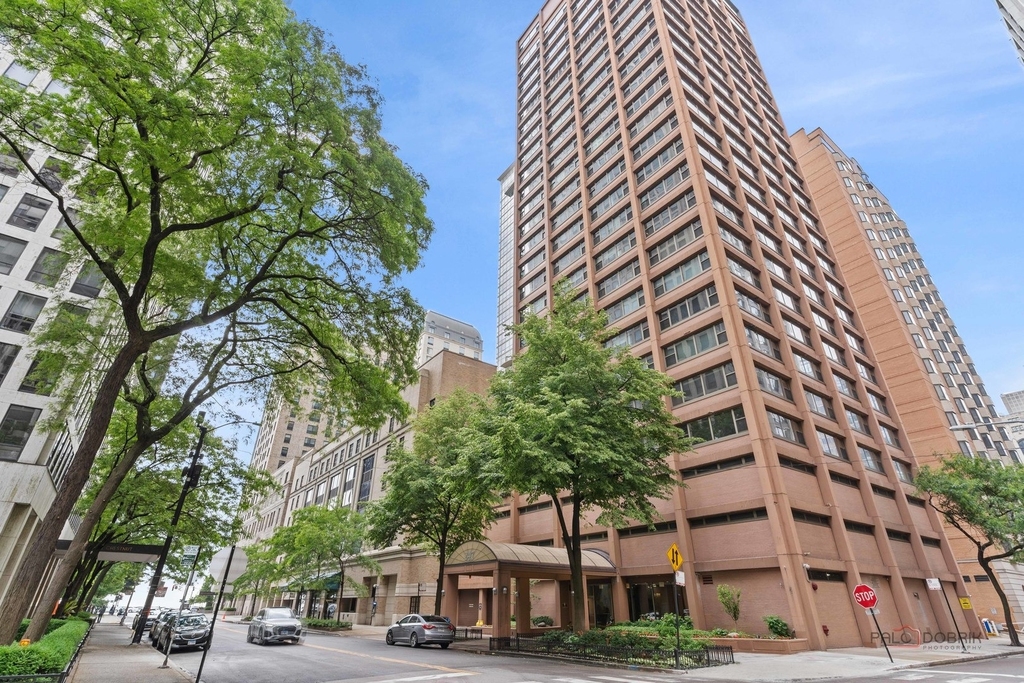 247 E Chestnut Street - Photo 0