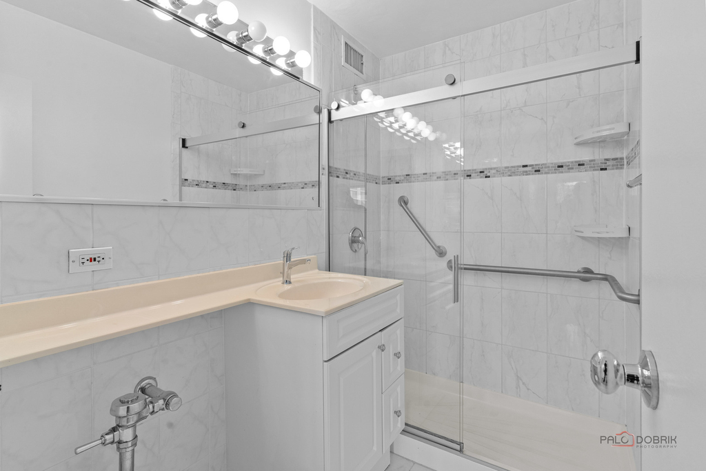 247 E Chestnut Street - Photo 5