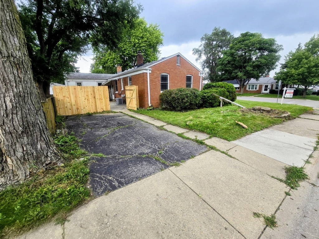 1640 N Prairie Avenue - Photo 1