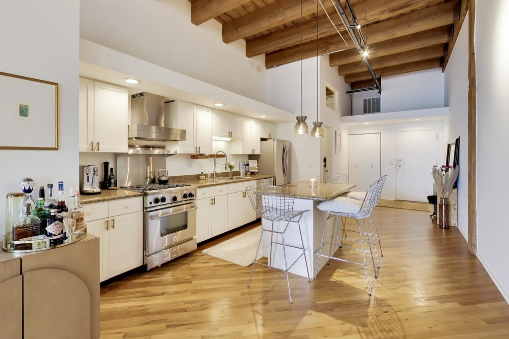 616 W Fulton Street - Photo 5