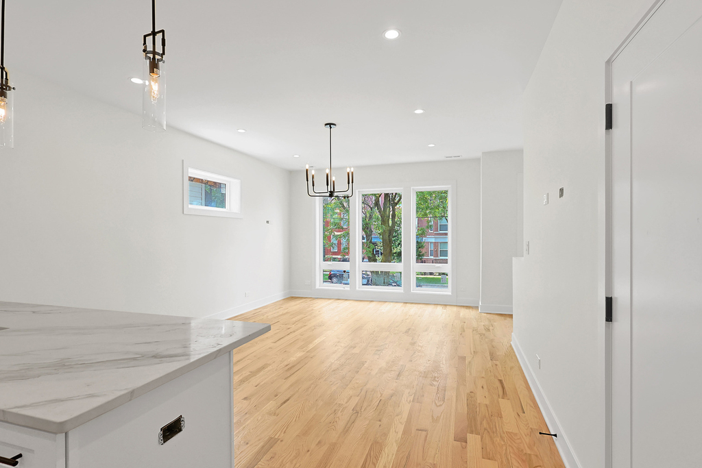 4217 S Indiana Avenue - Photo 2