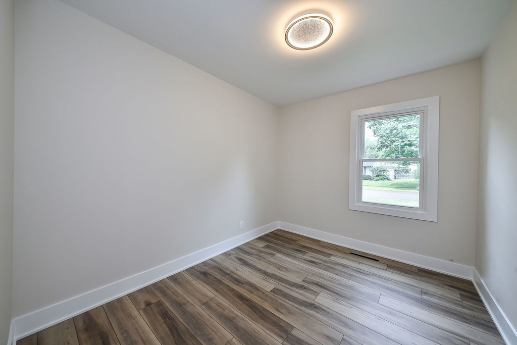 828 Valley Lane - Photo 4