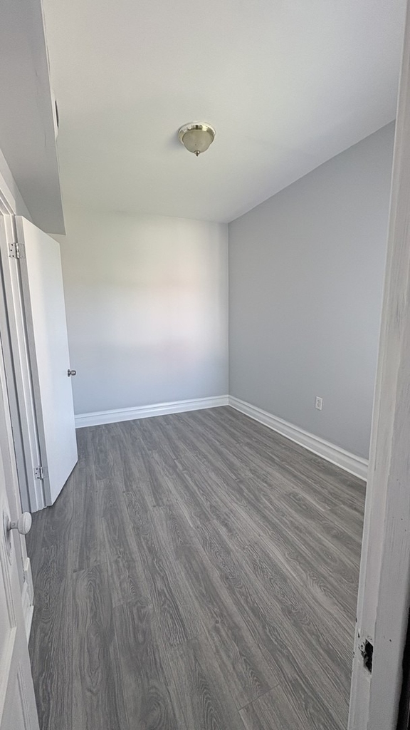 8211 S Escanaba Avenue - Photo 22