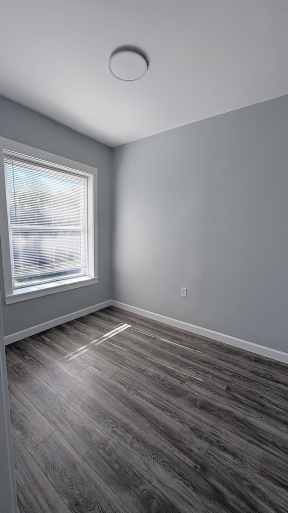 8211 S Escanaba Avenue - Photo 15