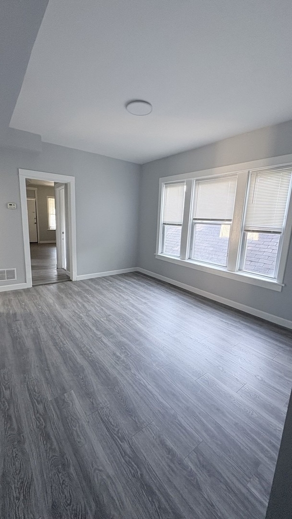 8211 S Escanaba Avenue - Photo 12