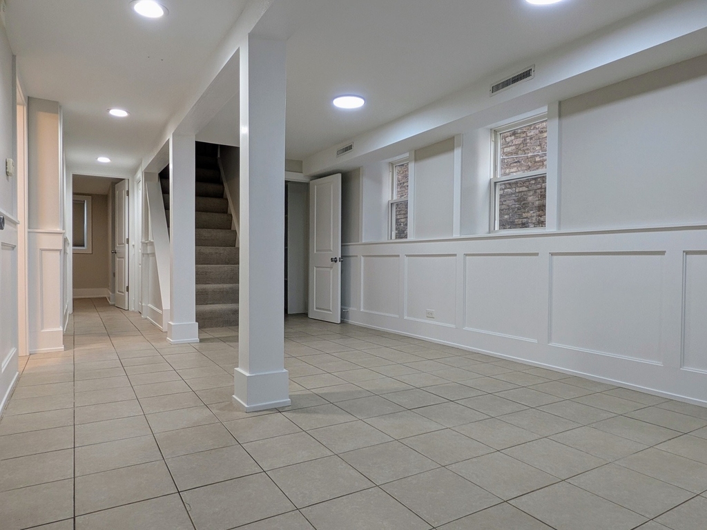 2619 N Hamlin Avenue - Photo 2