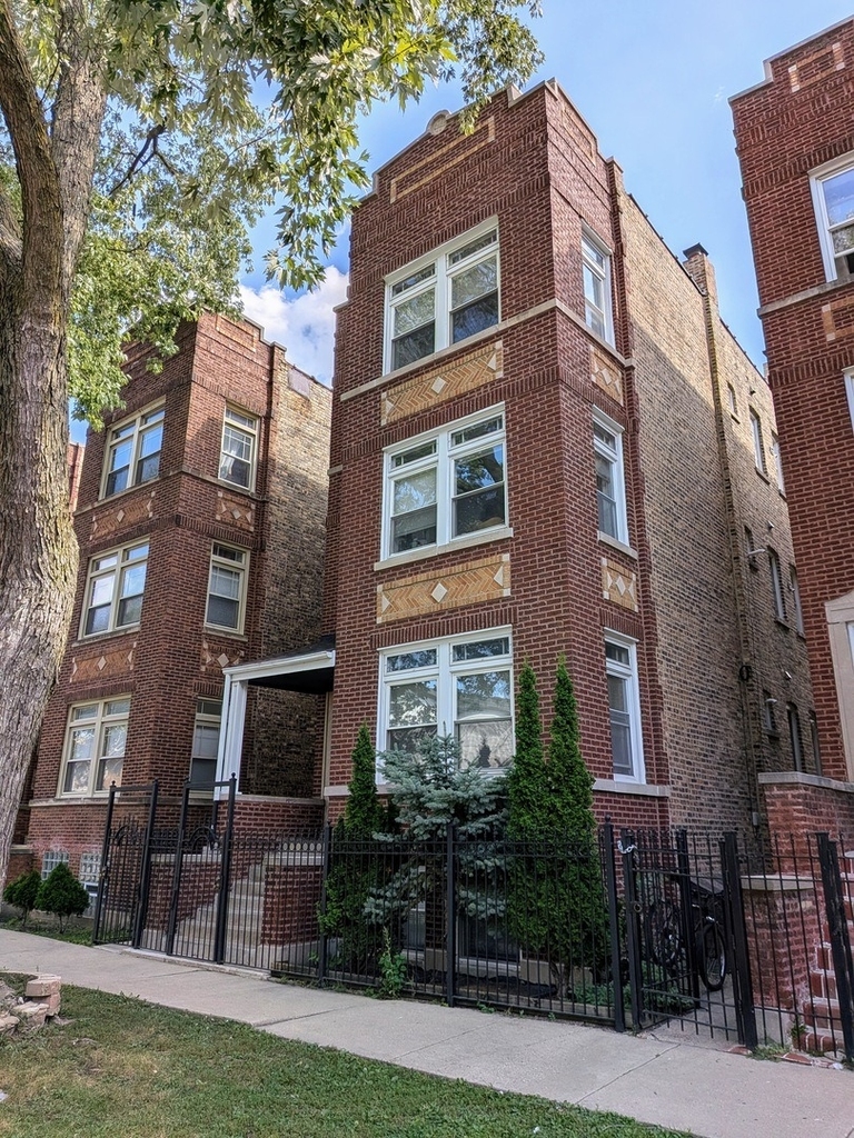 2619 N Hamlin Avenue - Photo 1