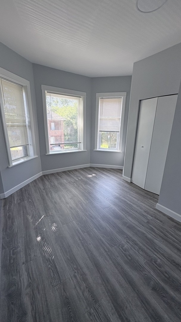 8211 S Escanaba Avenue - Photo 13