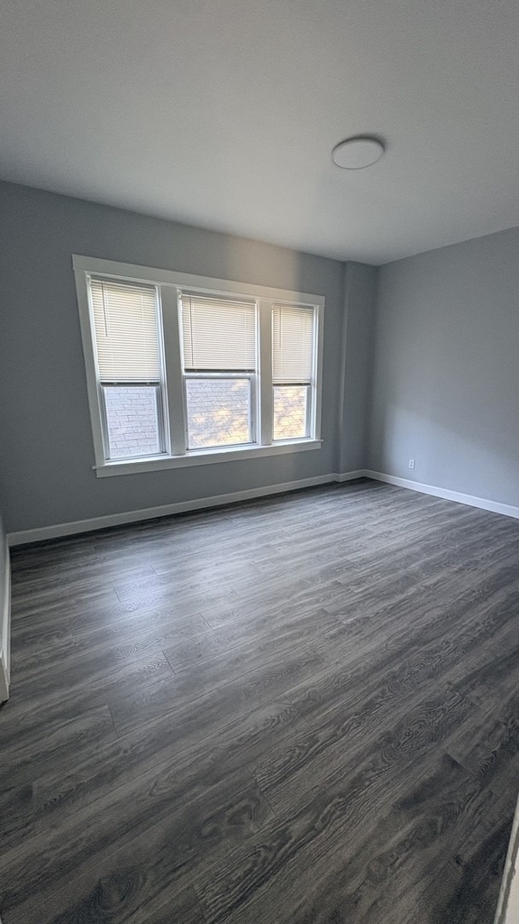 8211 S Escanaba Avenue - Photo 24