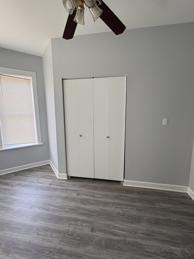 8211 S Escanaba Avenue - Photo 18