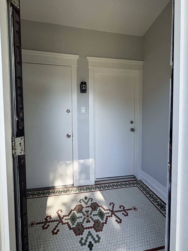 8211 S Escanaba Avenue - Photo 17