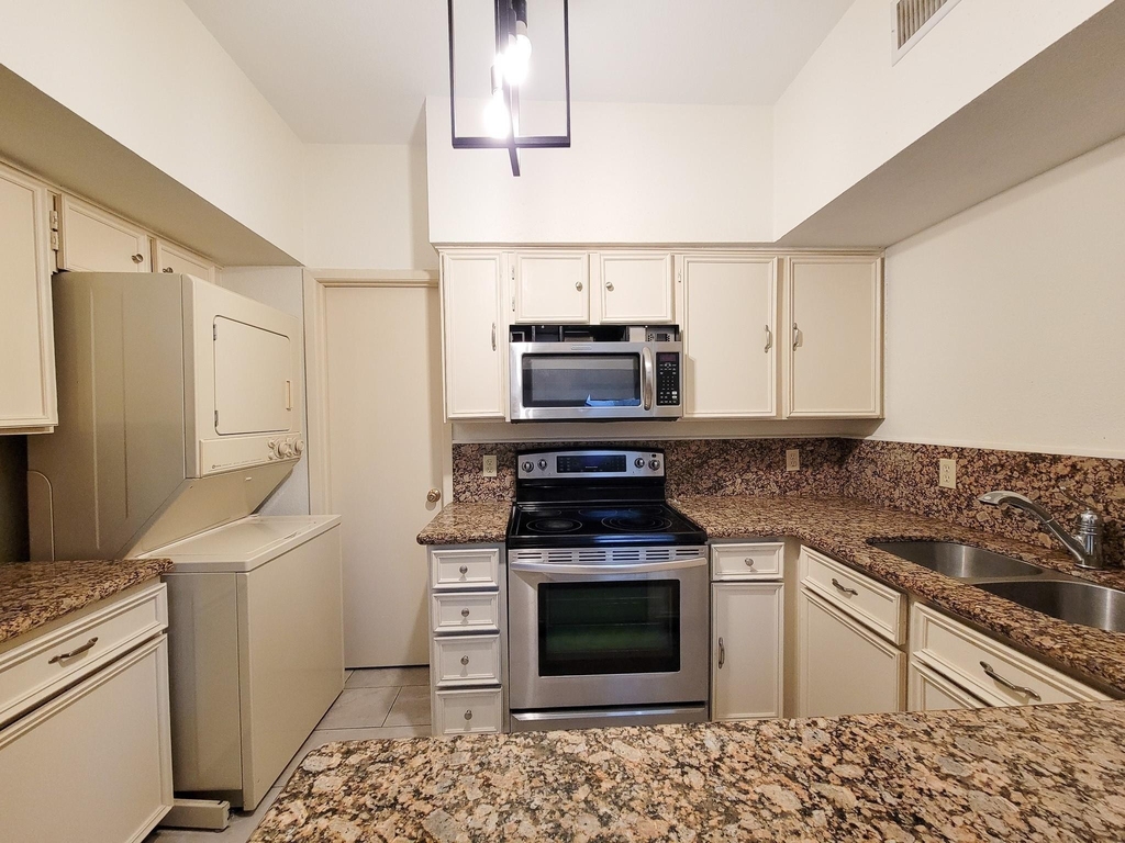 10811 Richmond Avenue - Photo 3