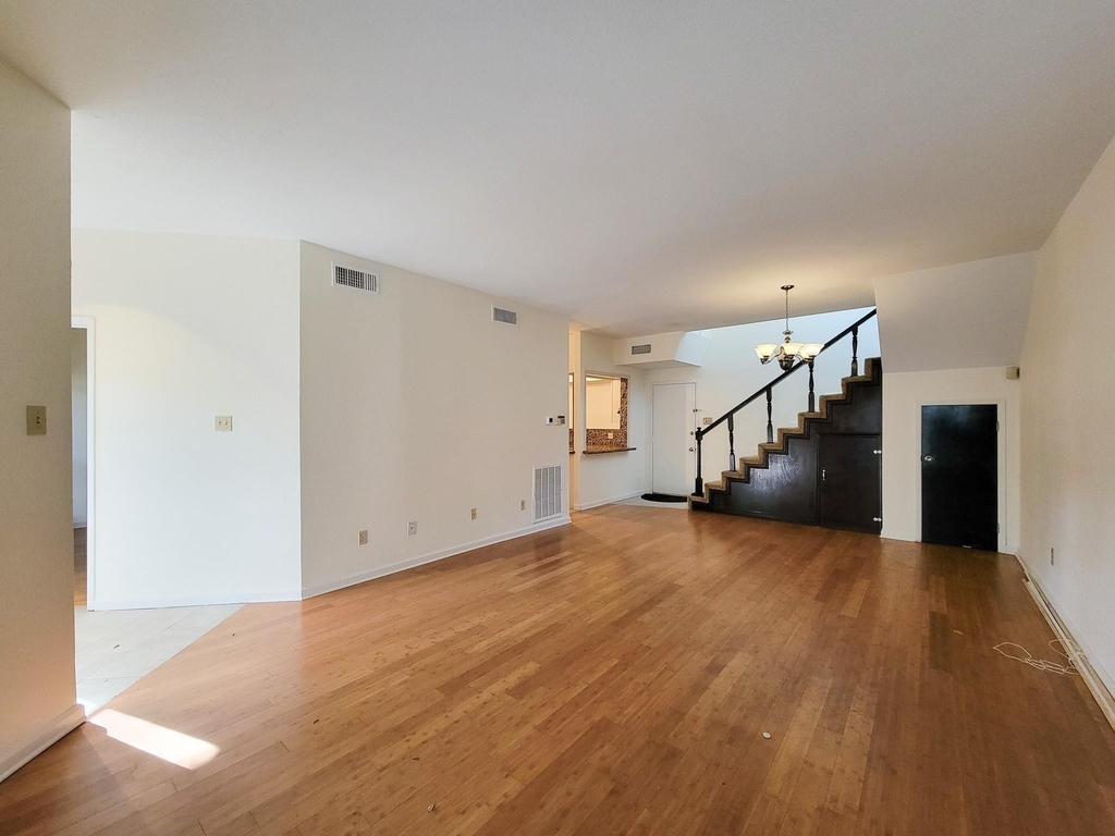 10811 Richmond Avenue - Photo 11